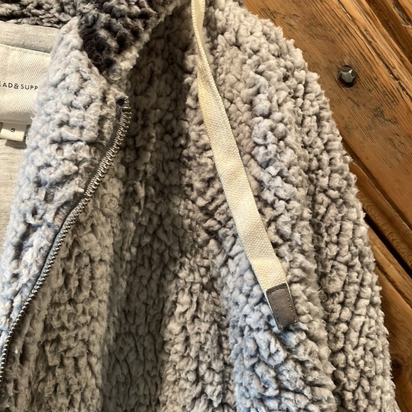 Fleece jacket size small - Picture 3 of 3